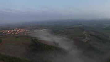 vista aérea en órbita de quercegrossa en toscana video