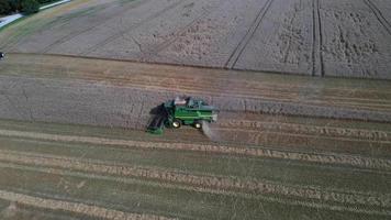 luchtfoto van een oogstmachine vanaf de zijkant video