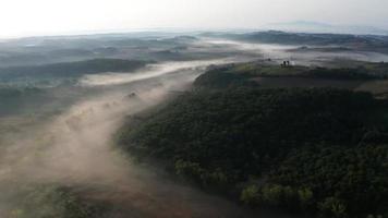 vue aérienne - vers l'arrière de la vallée brumeuse en toscane video