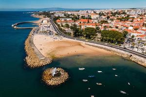 vista aérea de praia velha, que significa playa vieja en la bahía de paco de arcos en oerias, región de lisboa, portugal foto