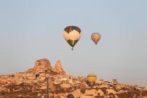 globos aerostáticos sobre la ciudad de goreme foto