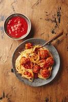 pasta de espaguetis con albóndigas y salsa de tomate. deliciosas albóndigas de espagueti caseras foto