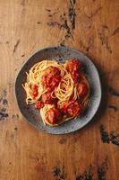 pasta de espaguetis con albóndigas y salsa de tomate. deliciosas albóndigas de espagueti caseras foto
