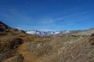 senderismo en los alpes suizos foto