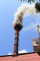 tubo de emisión de humo negro foto