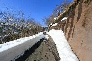 el camino lleva a la gente al mirador de shiroyama foto