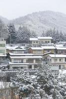 Vista de la ciudad de Takayama en Japón en la nieve. foto