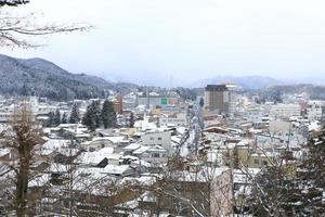 Vista de la ciudad de Takayama en Japón en la nieve. foto