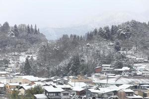 Vista de la ciudad de Takayama en Japón en la nieve. foto