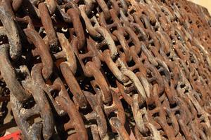 los viejos eslabones de la cadena del ancla del barco oxidado se cierran. foto