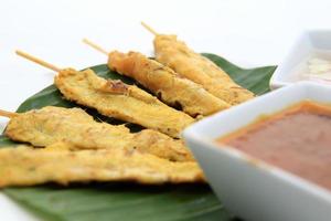 satay de cerdo asado con salsa de maní foto