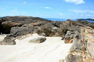 hermoso paisaje marino. isla de koh samet en tailandia foto