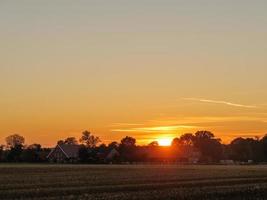 puesta de sol en el muensterland alemán foto