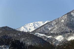 montaña cubierta de nieve en takayama japón foto