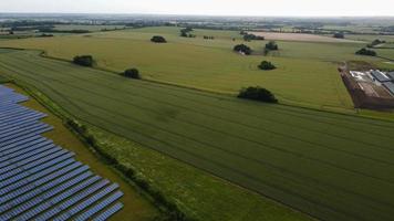 imágenes aéreas vista de ángulo alto de fuentes de generadores naturales de energía verde de turbinas eólicas y granjas de paneles solares en Inglaterra, Reino Unido foto