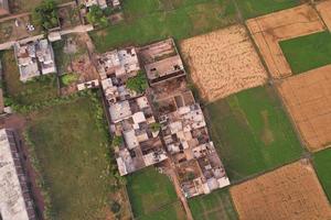 vista aérea de ángulo alto de la aldea de kala shah kaku y el polígono industrial de punjab, pakistán foto