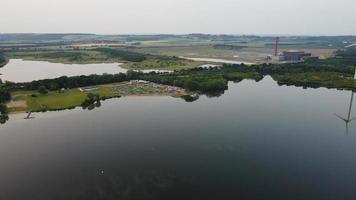 imágenes de vista aérea de alto ángulo sobre la turbina eólica del molino de viento en el lago stewartby de inglaterra al amanecer foto