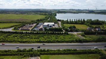 vista aérea de alto ángulo de las carreteras británicas y el tráfico que pasa por el campo de inglaterra reino unido foto