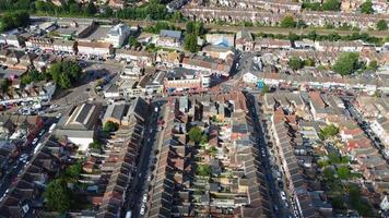 una vista aérea de ángulo alto de la ciudad de luton en inglaterra sobre una zona residencial de la comunidad asiática de pakistaníes y cachemires. foto