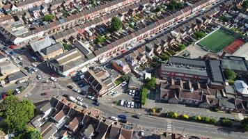 una vista aérea de ángulo alto de la ciudad de luton en inglaterra sobre una zona residencial de la comunidad asiática de pakistaníes y cachemires. foto