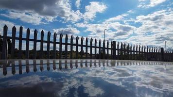 cielo y su reflejo en el techo de un auto foto