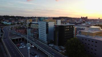 vista aérea de ángulo alto de drones del centro de la ciudad de luton ciudad de inglaterra y estación de tren foto