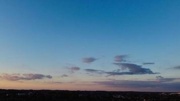 hermosa puesta de sol con cielo con nubes coloridas, imágenes de ángulo alto de drones sobre la ciudad de Inglaterra, Reino Unido foto