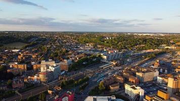 imágenes de drones de alto ángulo de la estación de tren central de luton y vista aérea del centro de la ciudad inglaterra reino unido foto