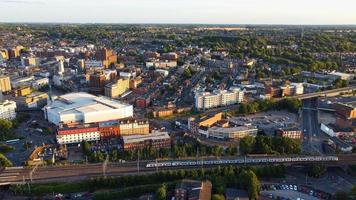 imágenes de drones de alto ángulo de la estación de tren central de luton y vista aérea del centro de la ciudad inglaterra reino unido foto