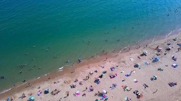 Gente relajándose en la playa de Bournemouth de Inglaterra foto