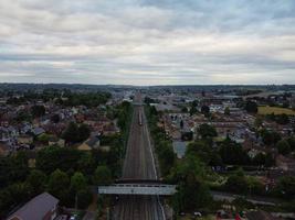 vista aérea de alto ángulo de las vías del tren en la estación de tren leagrave luton de inglaterra reino unido foto