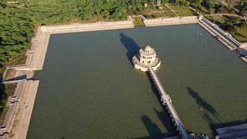 vista aérea de alto ángulo de mogoles históricos hiran minar y pueblo de sheikhupura pakistán foto