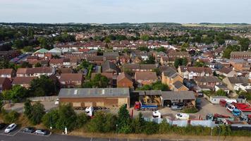 Imágenes de alto ángulo de casas y edificios en london luton town y vista aérea de la estación de tren de leagrave foto