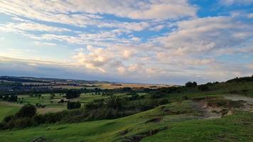 hermosa y hermosa escena de la puesta de sol en Inglaterra, paisaje británico foto