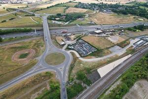 vista aérea y material de archivo en ángulo alto del intercambio de autopistas británicas de m1 cruce 11a en la ciudad de North Luton, Inglaterra, Reino Unido. foto