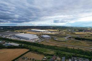 vista aérea y material de archivo en ángulo alto del intercambio de autopistas británicas de m1 cruce 11a en la ciudad de North Luton, Inglaterra, Reino Unido. foto