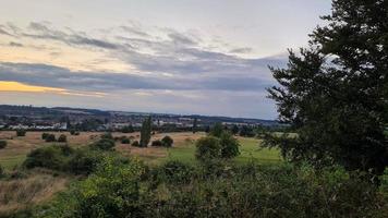 hermosa y hermosa escena de la puesta de sol en Inglaterra, paisaje británico foto