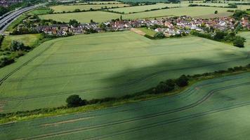 vista aérea de alto ángulo de las carreteras británicas y el tráfico que pasa por el campo de inglaterra reino unido foto