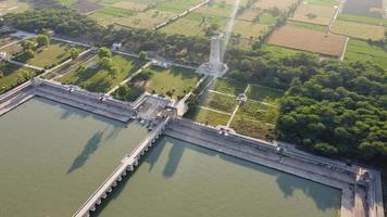 vista aérea de alto ángulo de mogoles históricos hiran minar y pueblo de sheikhupura pakistán foto