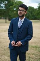 joven empresario está posando en el parque local de luton inglaterra reino unido foto