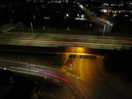 hermosa vista aérea de alto ángulo de las autopistas británicas y el tráfico en la ciudad de luton de inglaterra reino unido en la noche después del atardecer