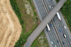 hermosa vista aérea de las autopistas británicas en la salida 9 de la m1 de dunstable y luton, inglaterra foto