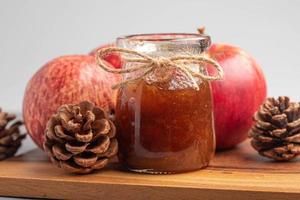 mermelada de manzana en un tarro de cristal transparente foto