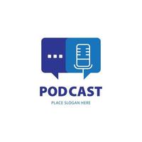 micrófono de podcast con ilustración de vector de diseño de icono de logotipo de burbuja de chat de conversación. plantilla de estudio de logotipo de difusión.