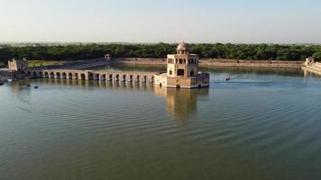 vista aérea de alto ángulo de mogoles históricos hiran minar y pueblo de sheikhupura pakistán foto