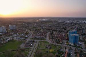 Magnífica vista aérea de la ciudad de Luton en Inglaterra, Reino Unido al atardecer, imágenes de alto ángulo de nubes coloridas tomadas por drones foto