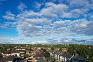 cielo dramático y nubes en movimiento sobre la ciudad de luton en inglaterra. ciudad británica foto