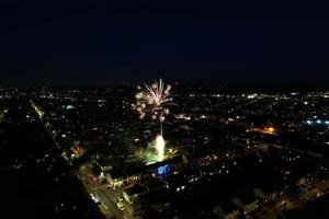 hermosa vista de ángulo alto de la ciudad de luton de inglaterra en la noche, imágenes de drones después del atardecer foto