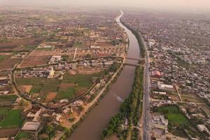 vista de ángulo alto de la ciudad de gujranwala y casas residenciales en antena congestionada de punjab pakistán foto