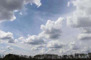 hermosas formaciones de nubes blancas esponjosas en un cielo de verano azul profundo foto
